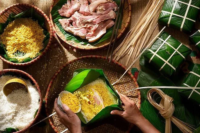 Khách hàng được tự tay gói bánh chưng trong chuỗi hoạt động Tuần Lễ Vàng tại DeLaSol