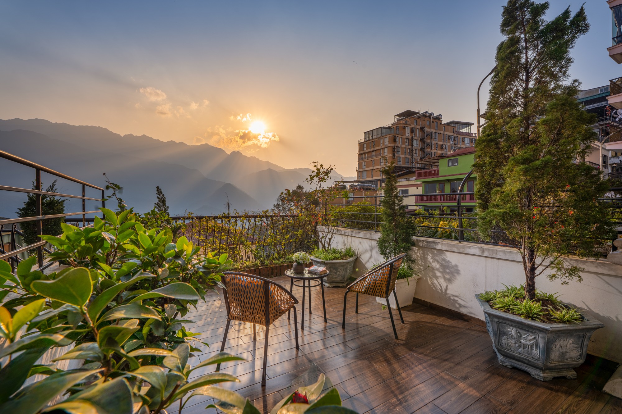 Phòng nghỉ với góc ban công hướng ra cả view thung lũng hùng vĩ lẫn thị trấn tuyệt đẹp