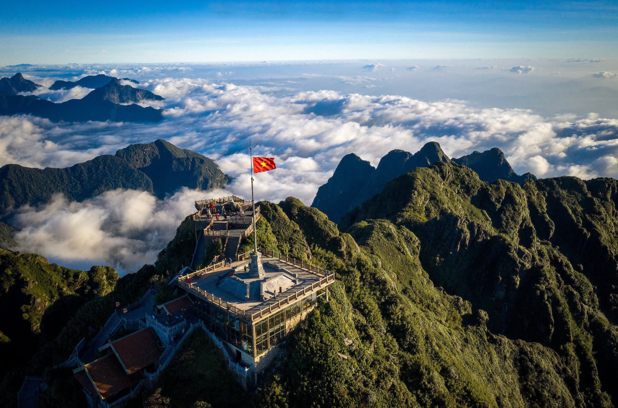Khung cảnh vô cùng hùng vĩ trên đỉnh Fansipan